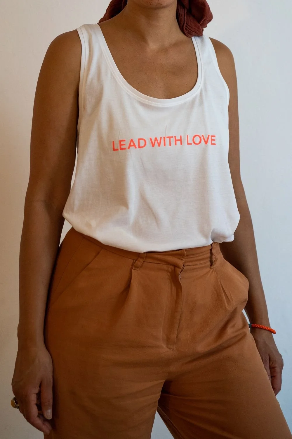 LEAD WITH LOVE by The Lovers & Leaders, Tanktop - weiß / Druck NEONROT