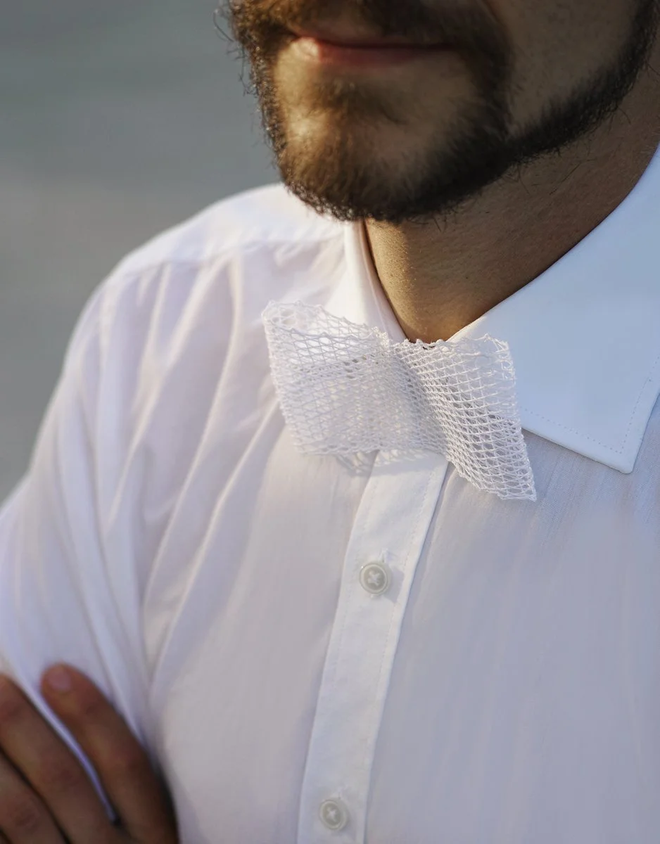 Detail bílé košile s jemným krajkovým motýlkem Novadiva, detail produktové fotografie.