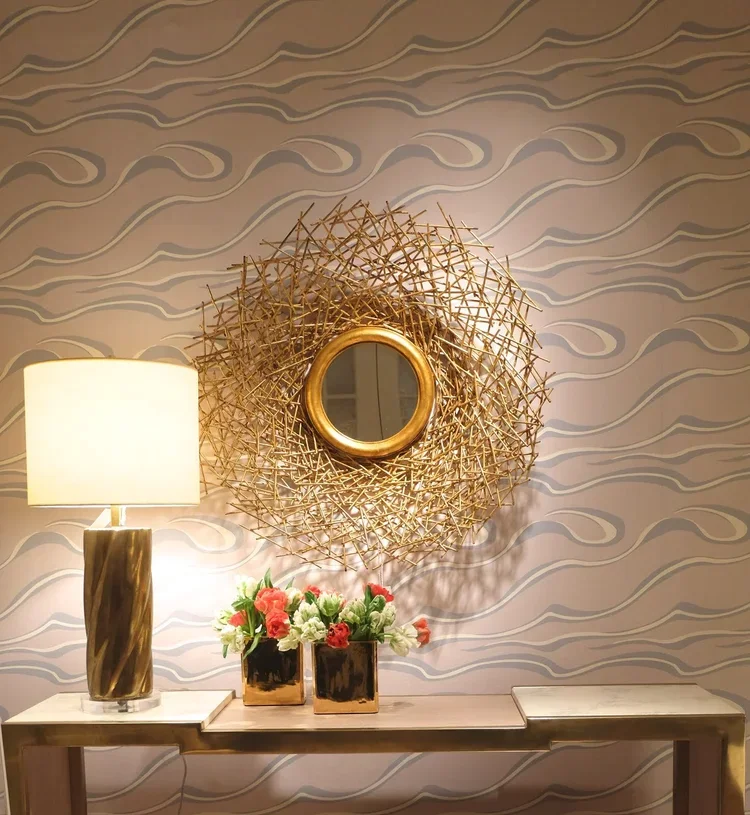 BBD Wallpaper DENALI - Lady in Room.webp