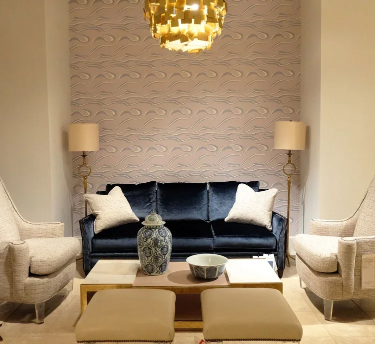 BBD Wallpaper DENALI - Lady in Room 2.webp