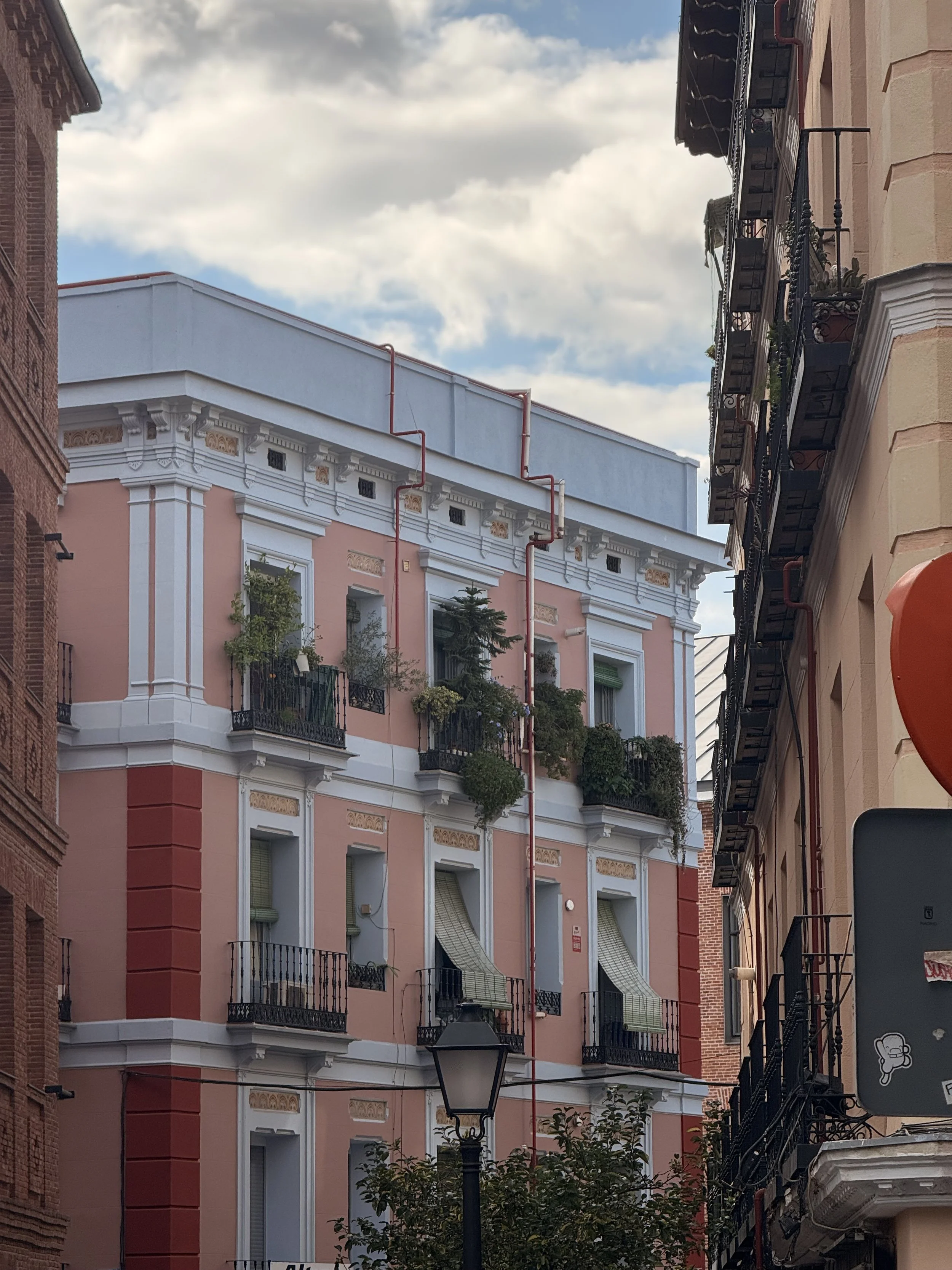 Discover Chamberí: A Charming Neighborhood in Madrid 🌿✨