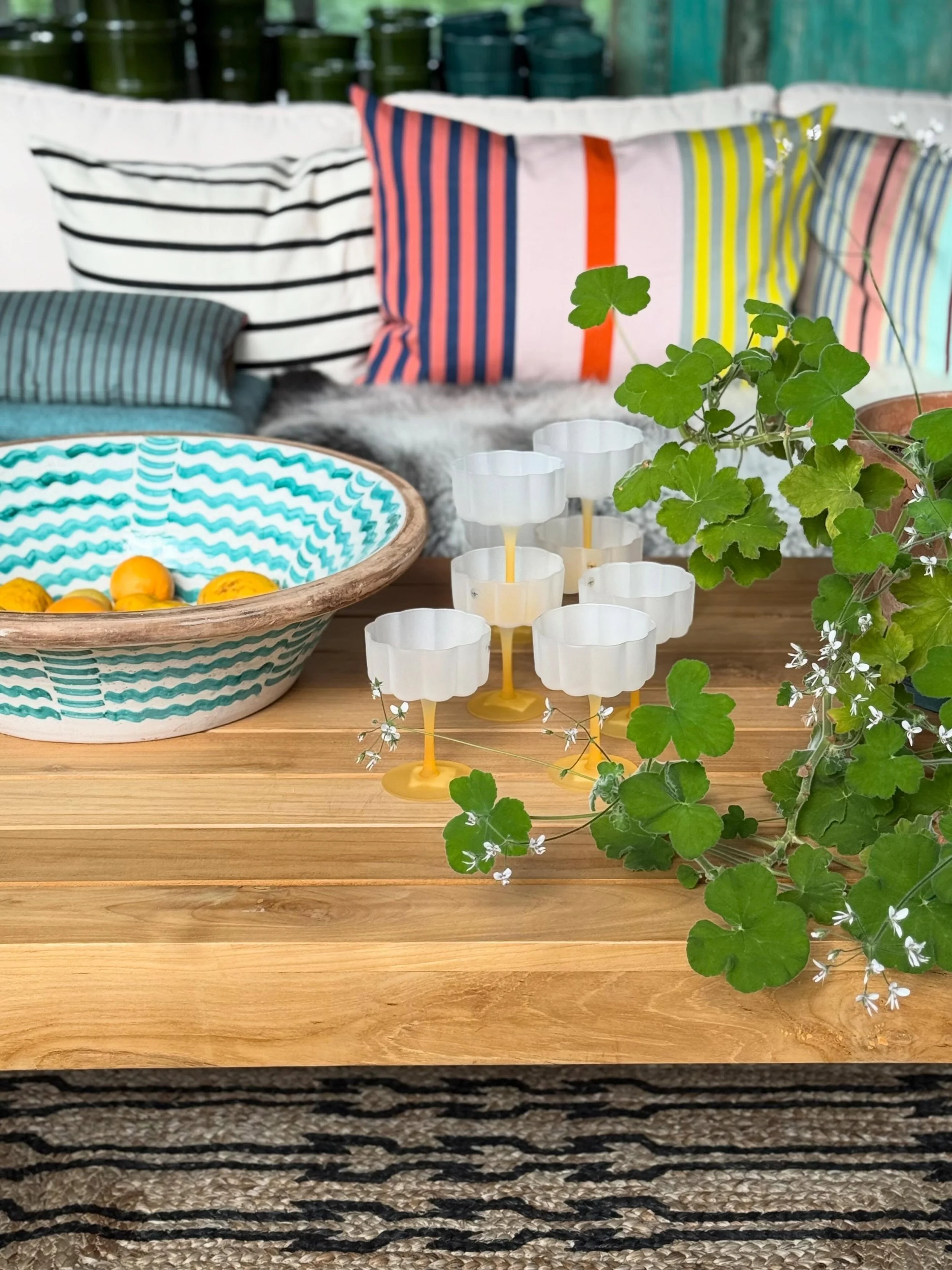 L&ouml;rdag, f&ouml;rsommar och n&aring;got kallt i glaset. ☀️

Vi har fyllt hyllorna med drinkglas f&ouml;r kv&auml;llar som drar ut p&aring; tiden, spontana sk&aring;lar och den d&auml;r f&ouml;rsta k&auml;nslan av sommar.