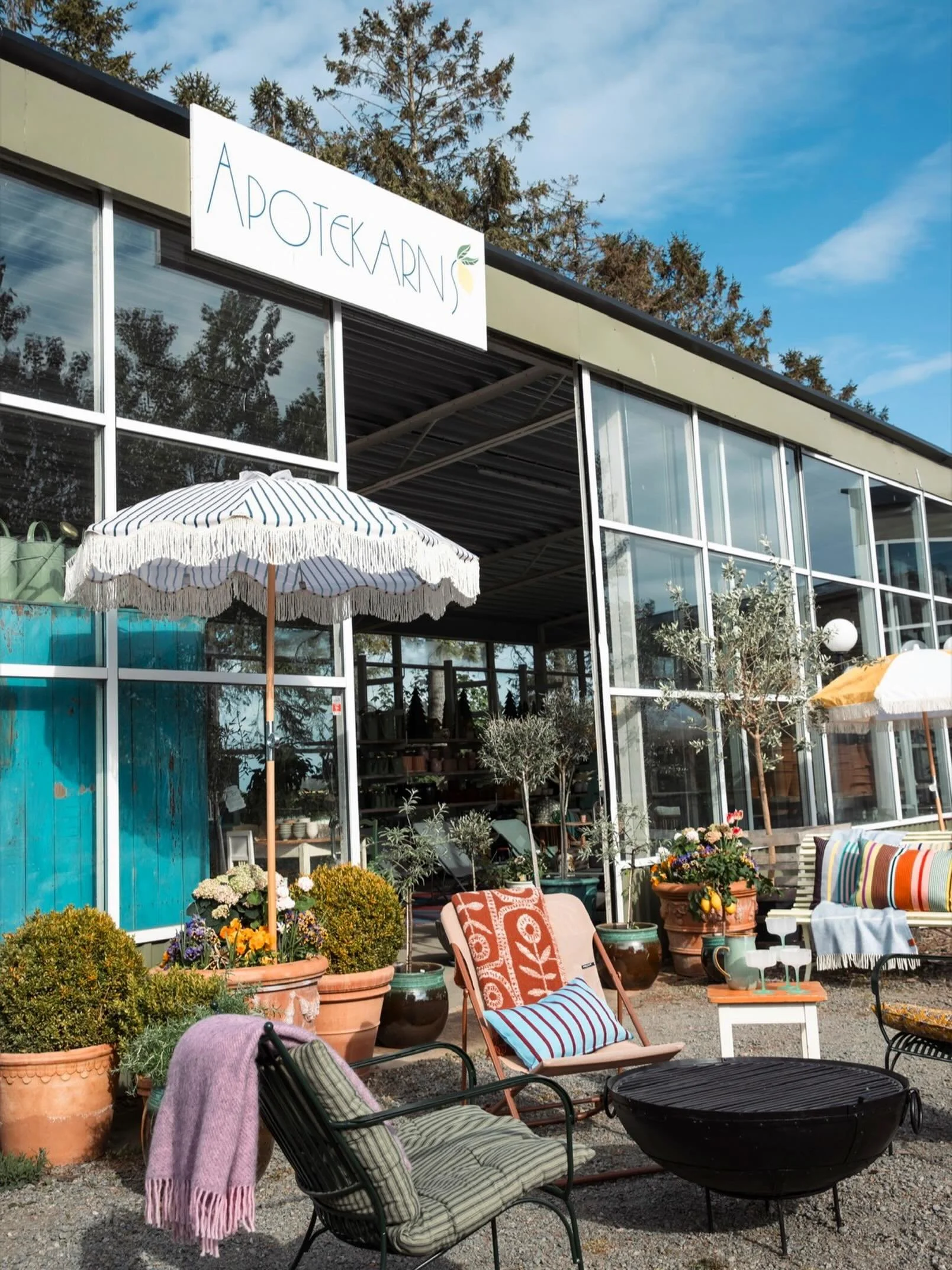 I morgon &ouml;ppnar vi d&ouml;rrarna igen. ☀️

Butiken &auml;r fylld med inspiration, favoriter och sommark&auml;nsla. V&auml;lkommen in kl.11-17.

Foto &amp; Styling:
Anders Jungermark &amp; Malin Johansson❣️