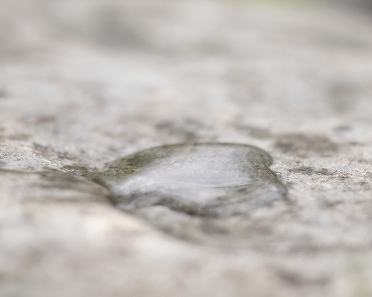 Goutte d'eau sur une surface rocheuse