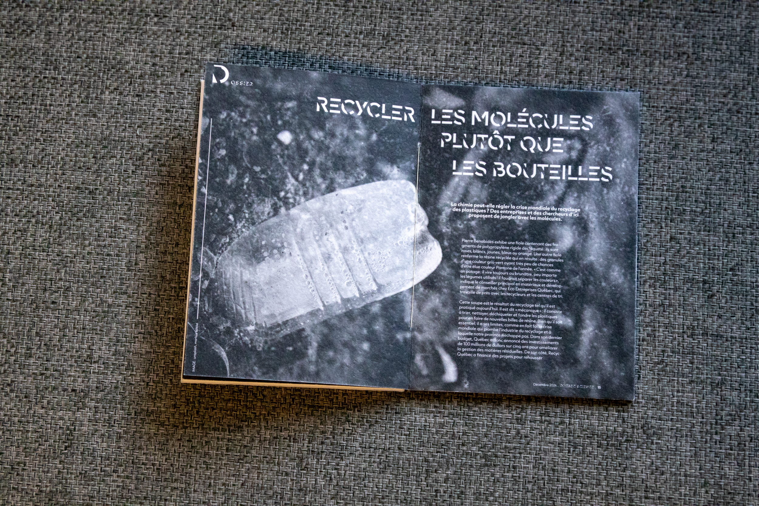 Une page de magazine avec un titre en français : "Recycler les molécules plus vite que les bouteilles" et une image en noir et blanc d'une capsule de bouteille en plastique.