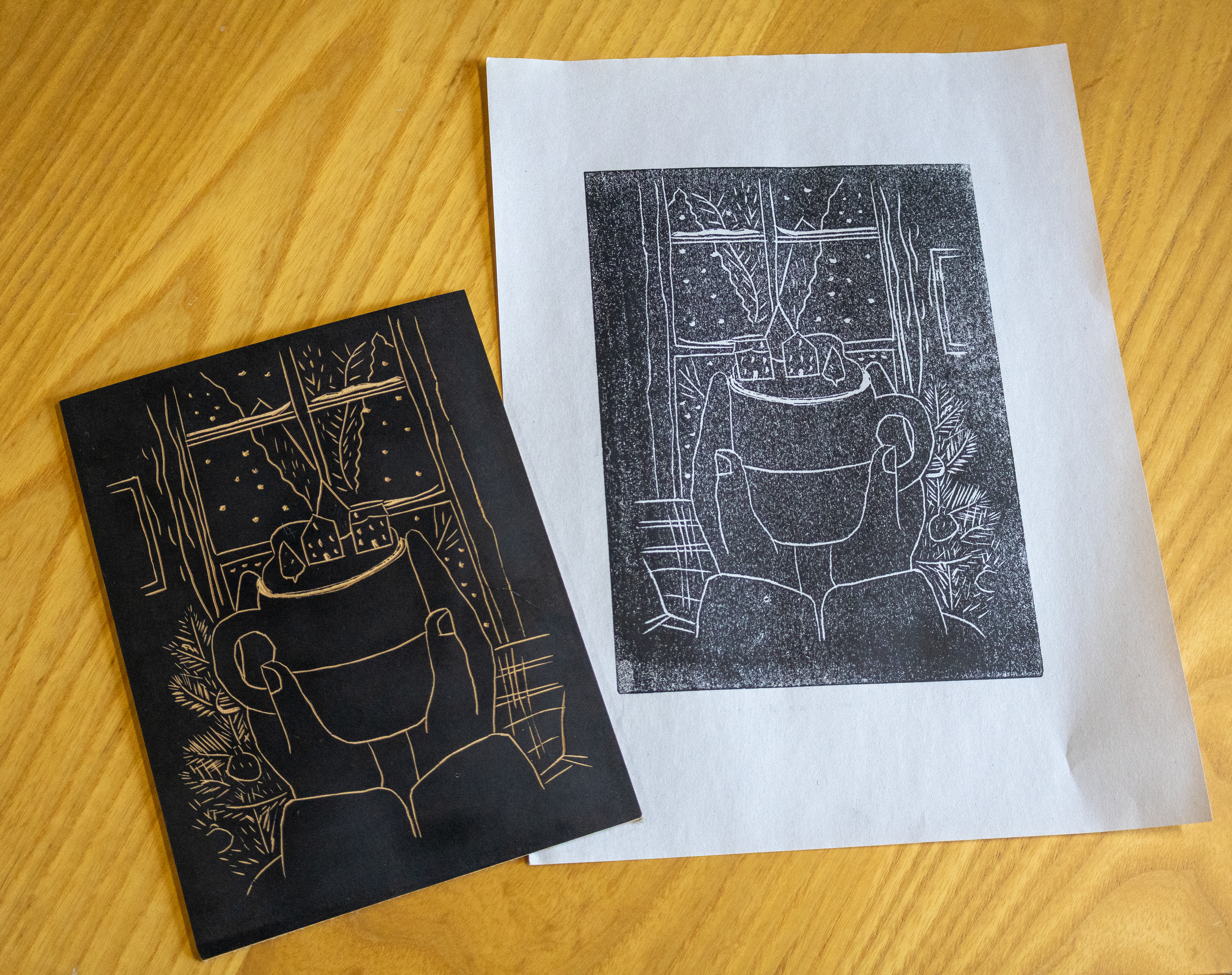 Deux images artistiques d'une même scène représentant une tasse à thé, une personne portant des écouteurs et un décor de fenêtres avec des étoiles et des branches, une réalisée sur fond noir et l'autre sur fond blanc.