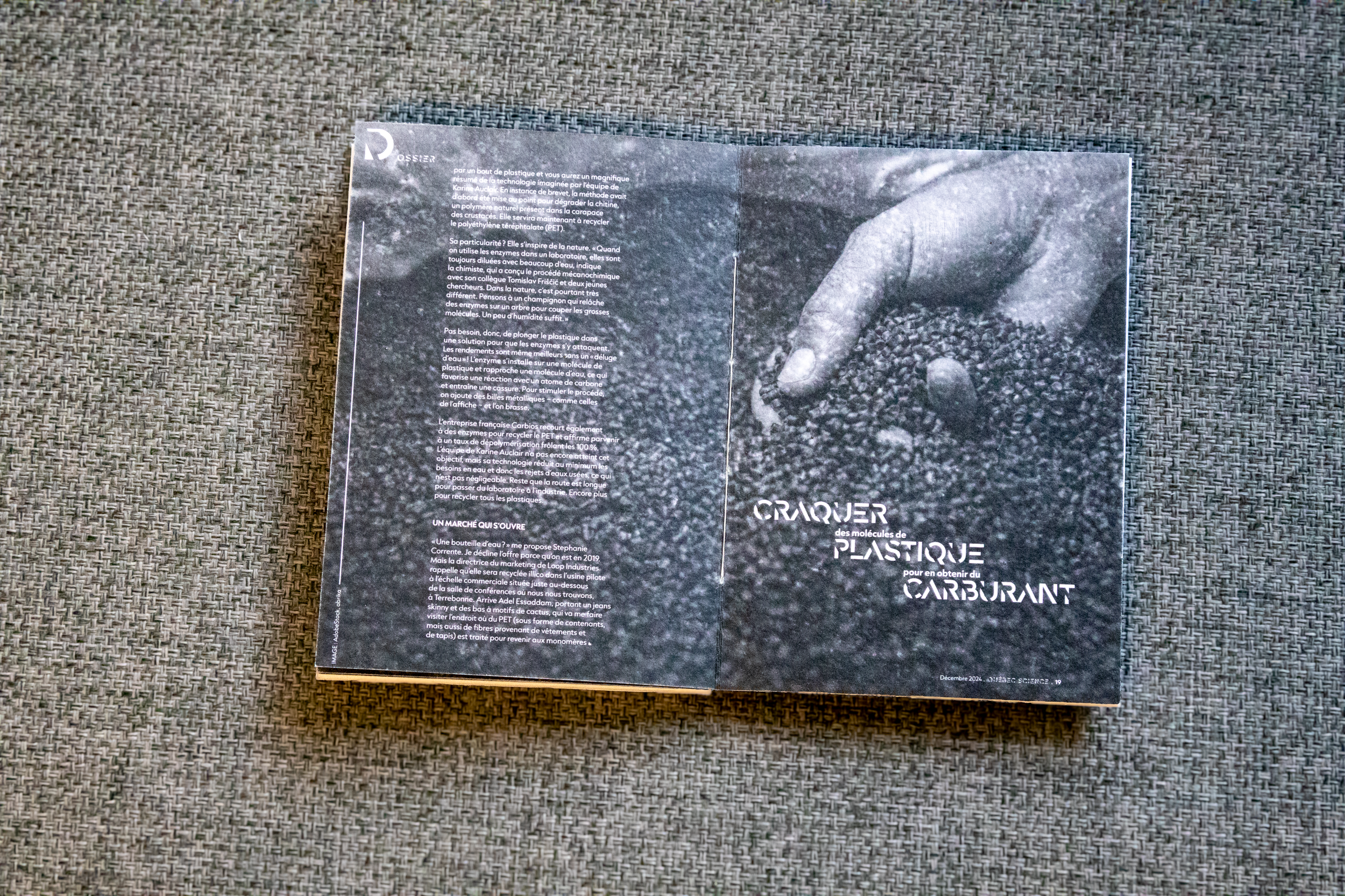 Une brochure abstraite en noir et blanc avec du texte en français et une photo d'une main tenant un granule noir."Craquer des molécules de plastique pour en obtenir du carburant."