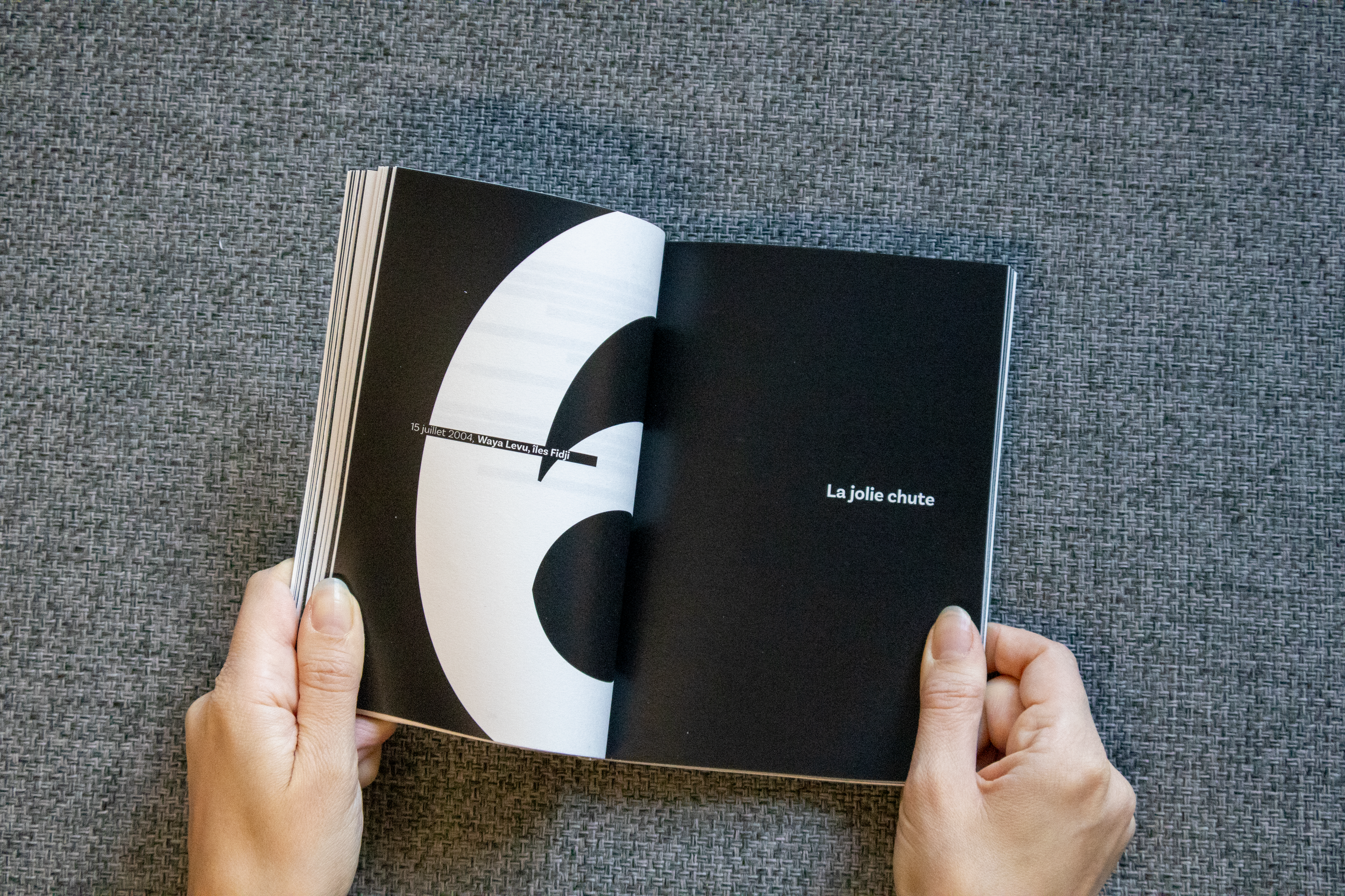 Page d'un livre avec un fond noir et du texte en français, montrant 'La jolie chute' et une date '15 juillet 2004, Waya Levu, îles Fidji'.