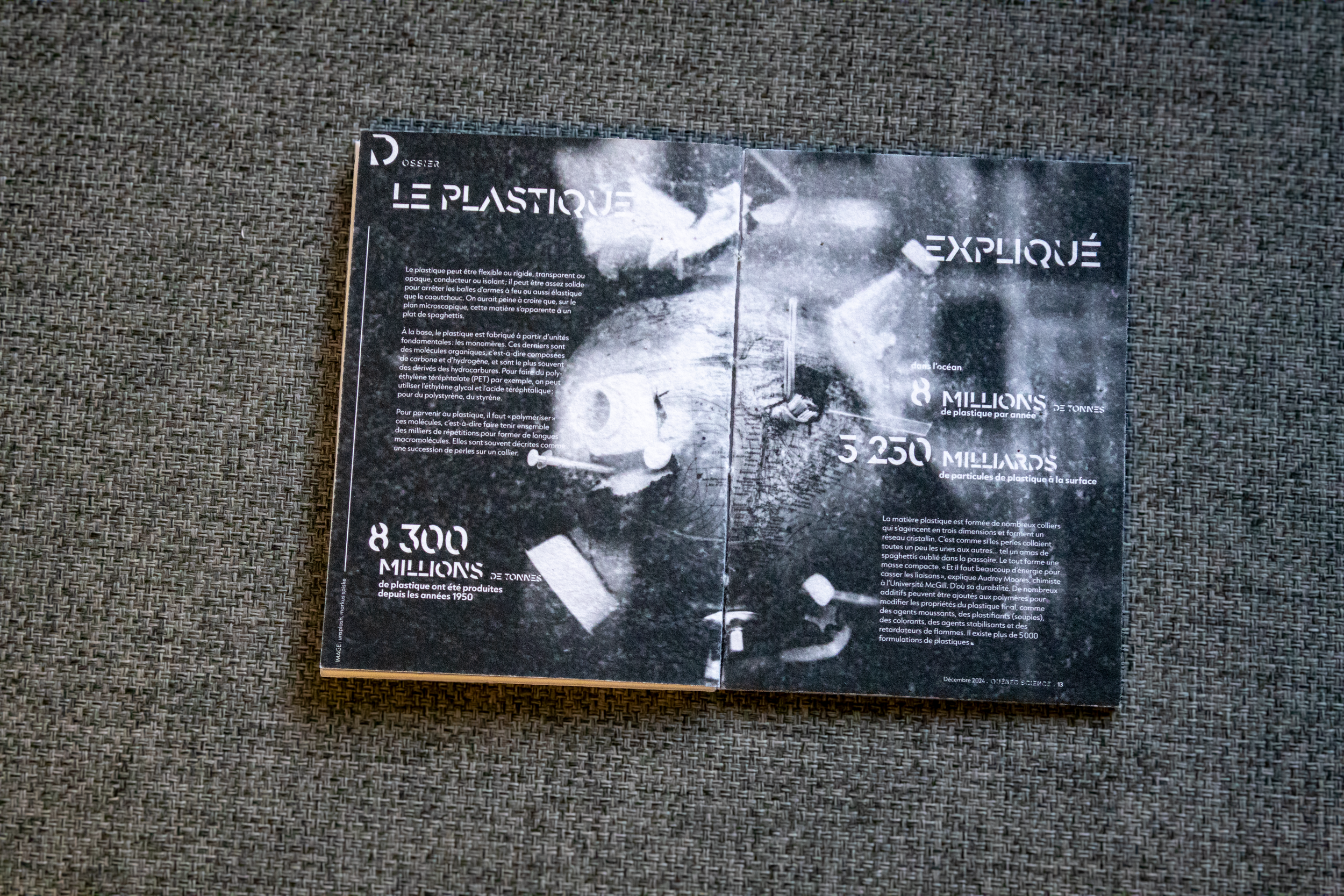 Une brochure en noir et blanc sur le plastique, avec du texte en français, affichant des statistiques sur la production et la surface de plastique dans l'océan.