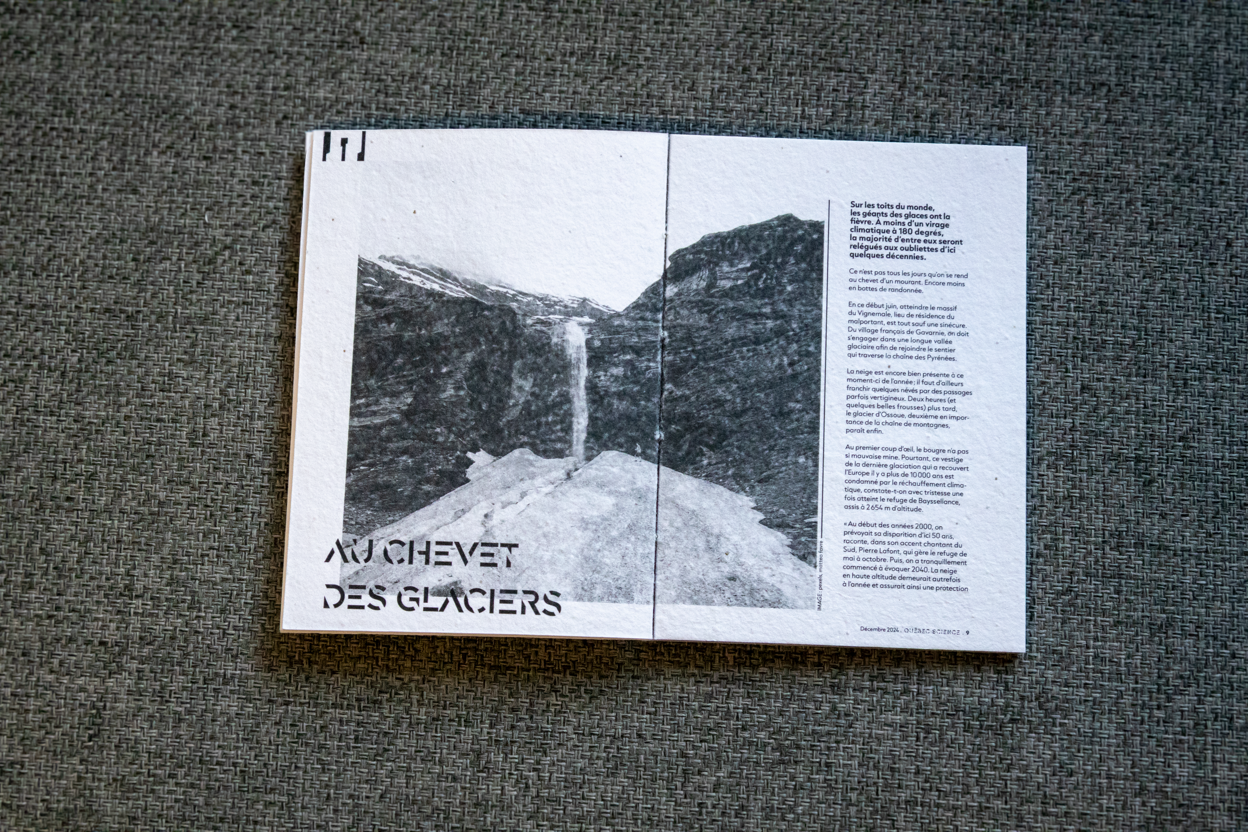 Page de magazine ou brochure avec une photo en noir et blanc d'une cascade dans un paysage de montagne, accompagnée de texte en français. Le titre en gras indique 'AU CHEVET DES GLACIERS'.
