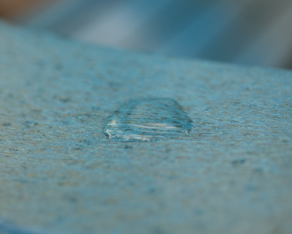 Goutte d'eau sur une surface en bois.