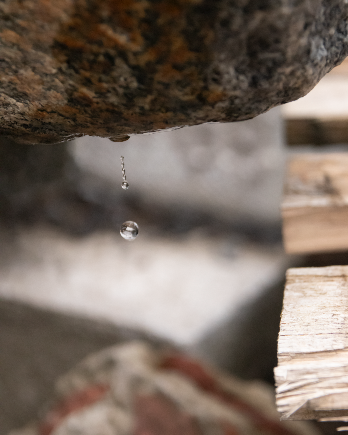 Gouttes d'eau tombant d'une roche ou d'une surface rocheuse.