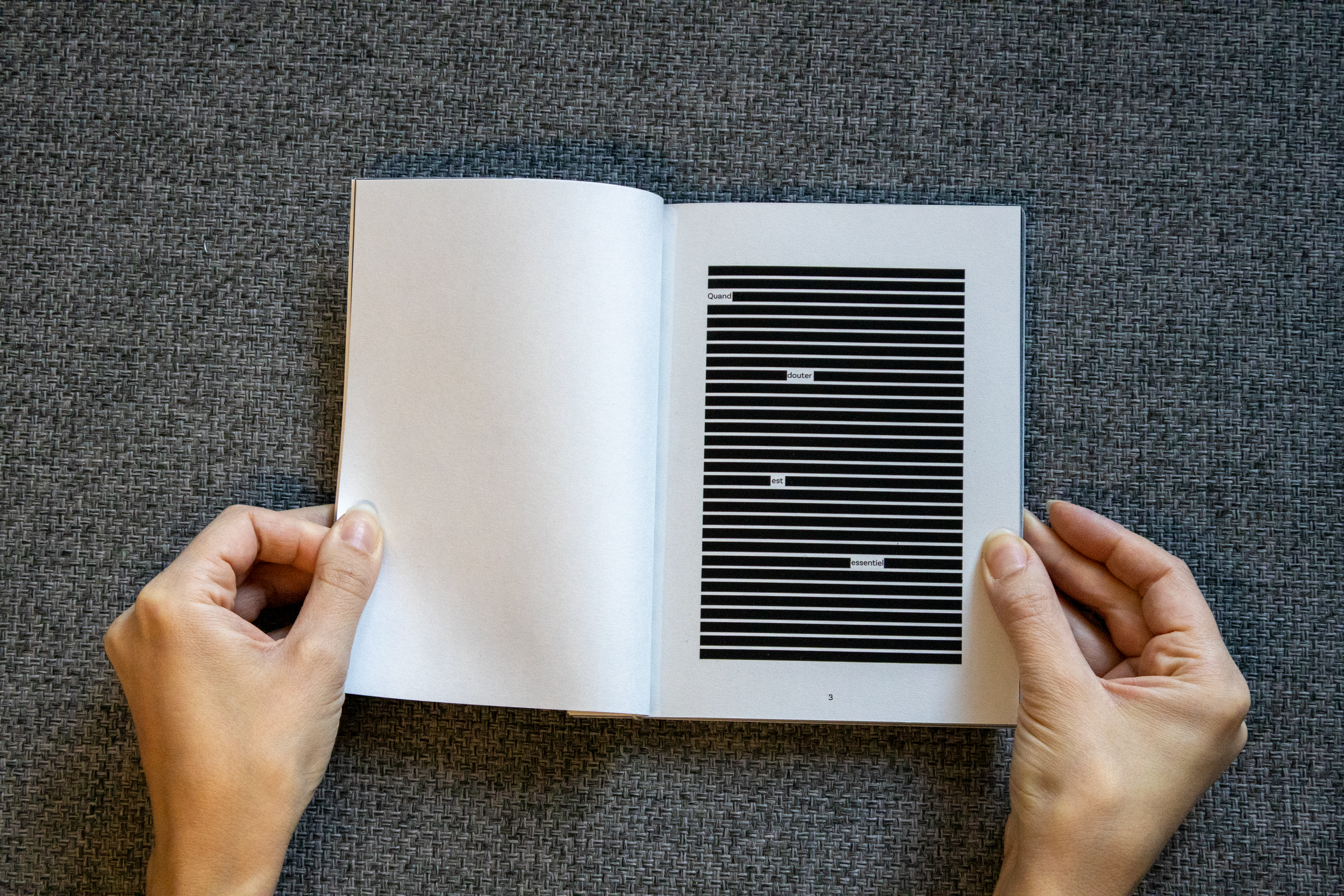 Page d'un livre avec un code à rayures noires et blanches et des mots en français que l'on ne peut pas lire clairement.