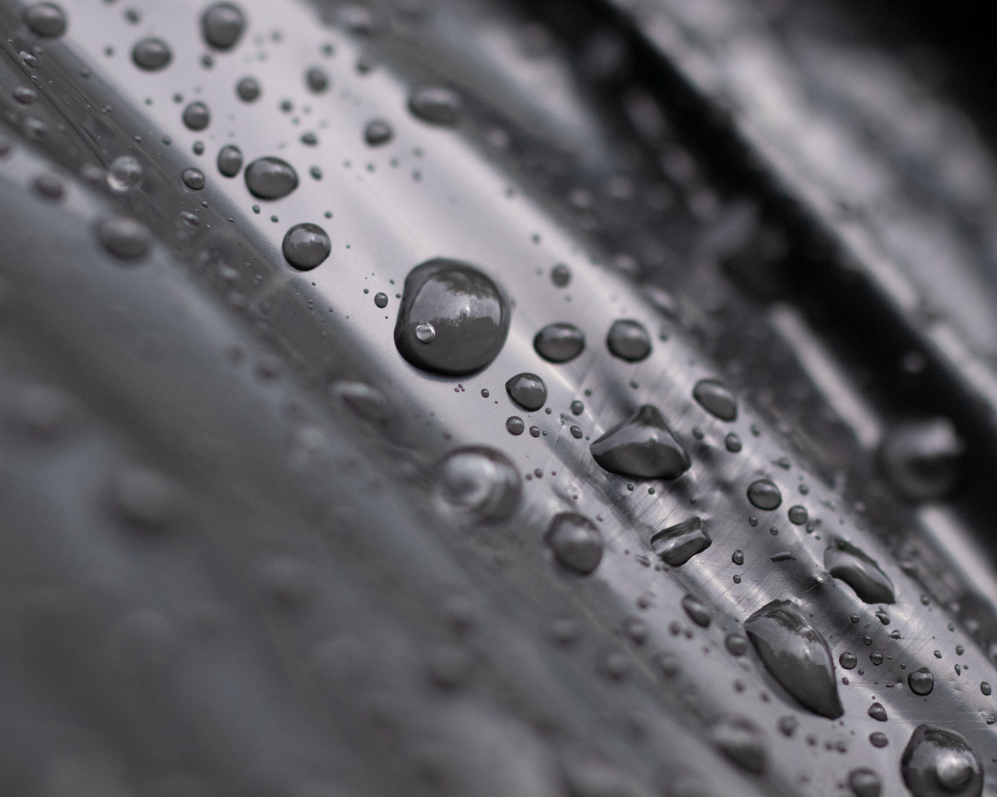 Gouttes d'eau sur une surface métallique