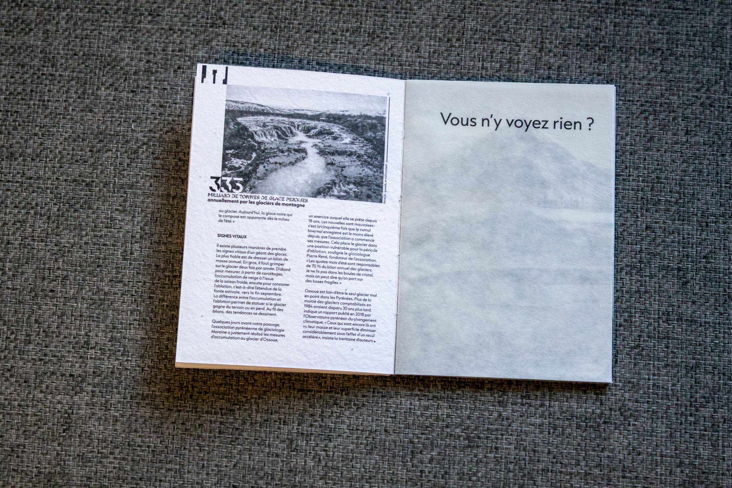 Brochure ou magazine ouvert montrant un article sur la perte de glace dans un glacier, avec une photo en noir et blanc d'un glacier et le texte en français.