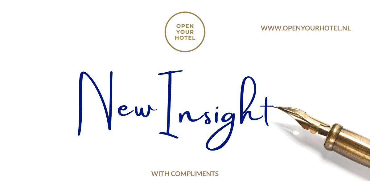 Een witte kaart met de tekst 'New Insight' in blauwe lettertype en een pen aan de rechterkant. Bovenaan het logo en de tekst 'Open Your Hotel' en onderaan 'With Compliments'.