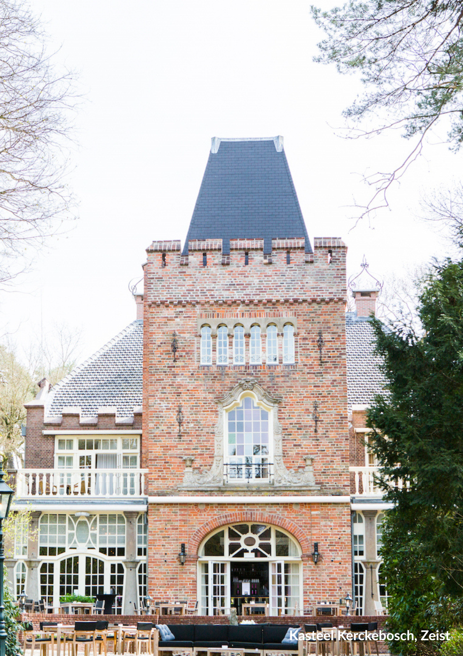 Een oude stenen kasteel met torening en grote ramen, omgeven door bomen, met een terras ervoor en de tekst 'Kasteel Kerckebosch, Zeist'.