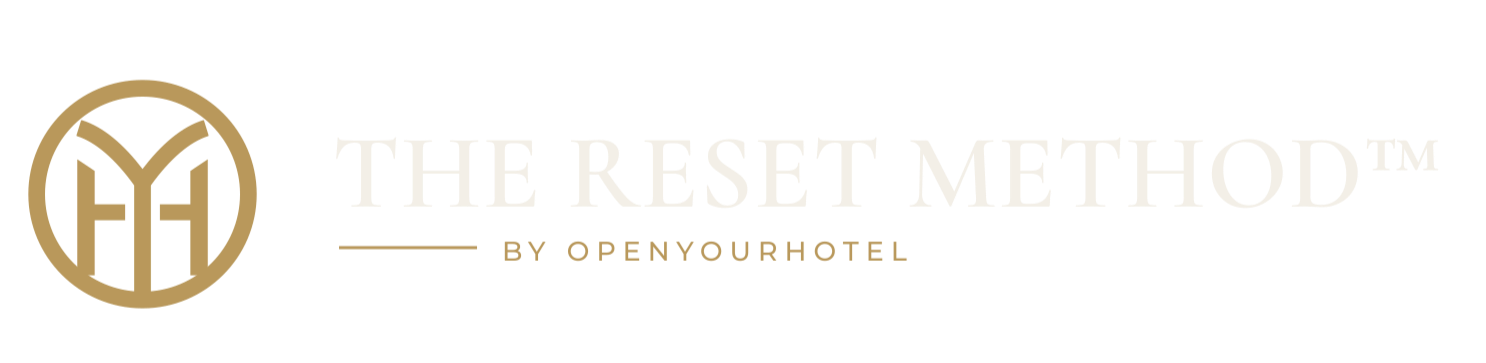 Logo van THE RESET METHOD door OPENYURHOTEL, met een ronde gouden icon met de letters YM en tekst in zwart en goudkleur.