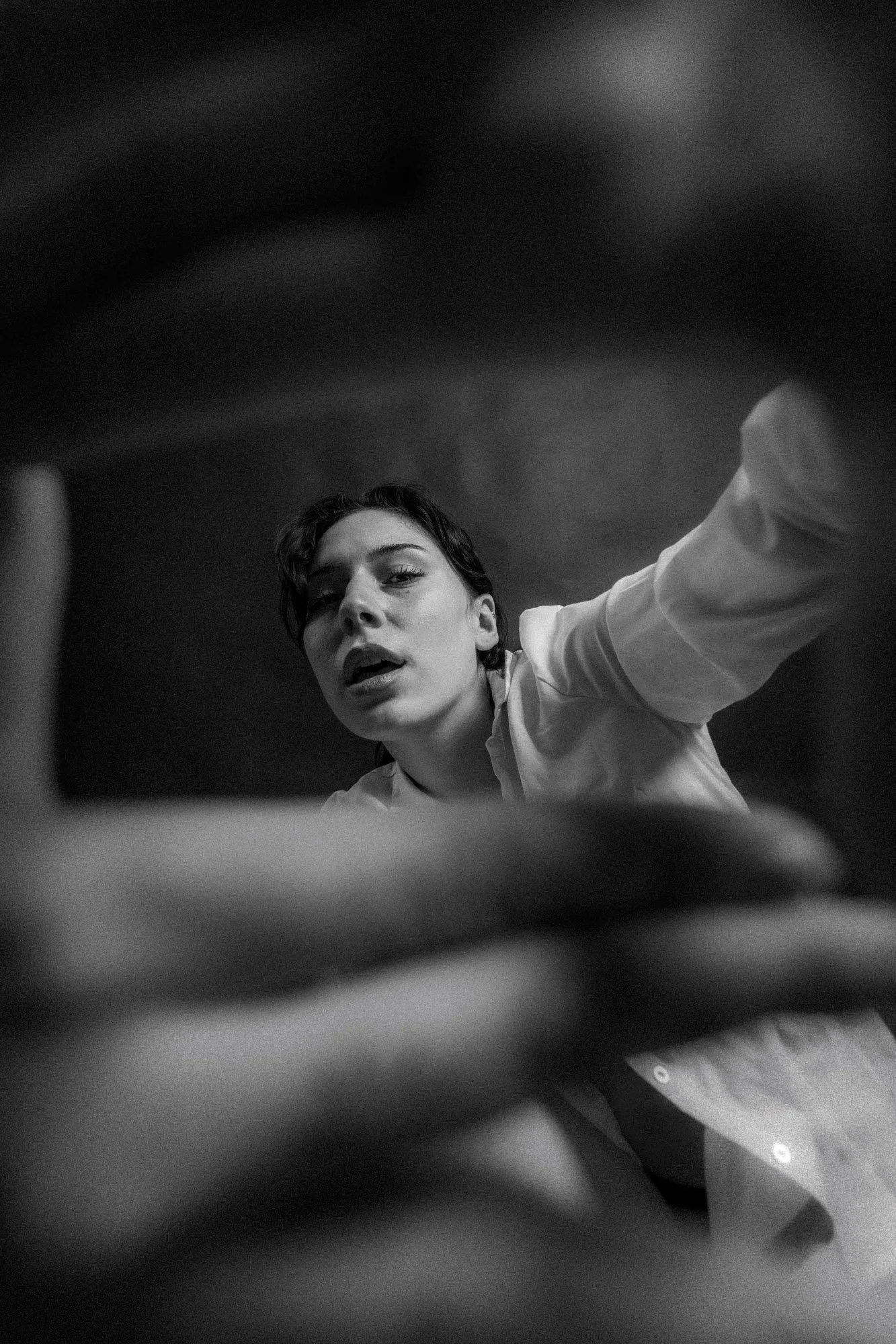 Schwarze und weiße Nahaufnahme einer Frau, die zu viel Linse im Bild ist, die uns direkt anschaut.