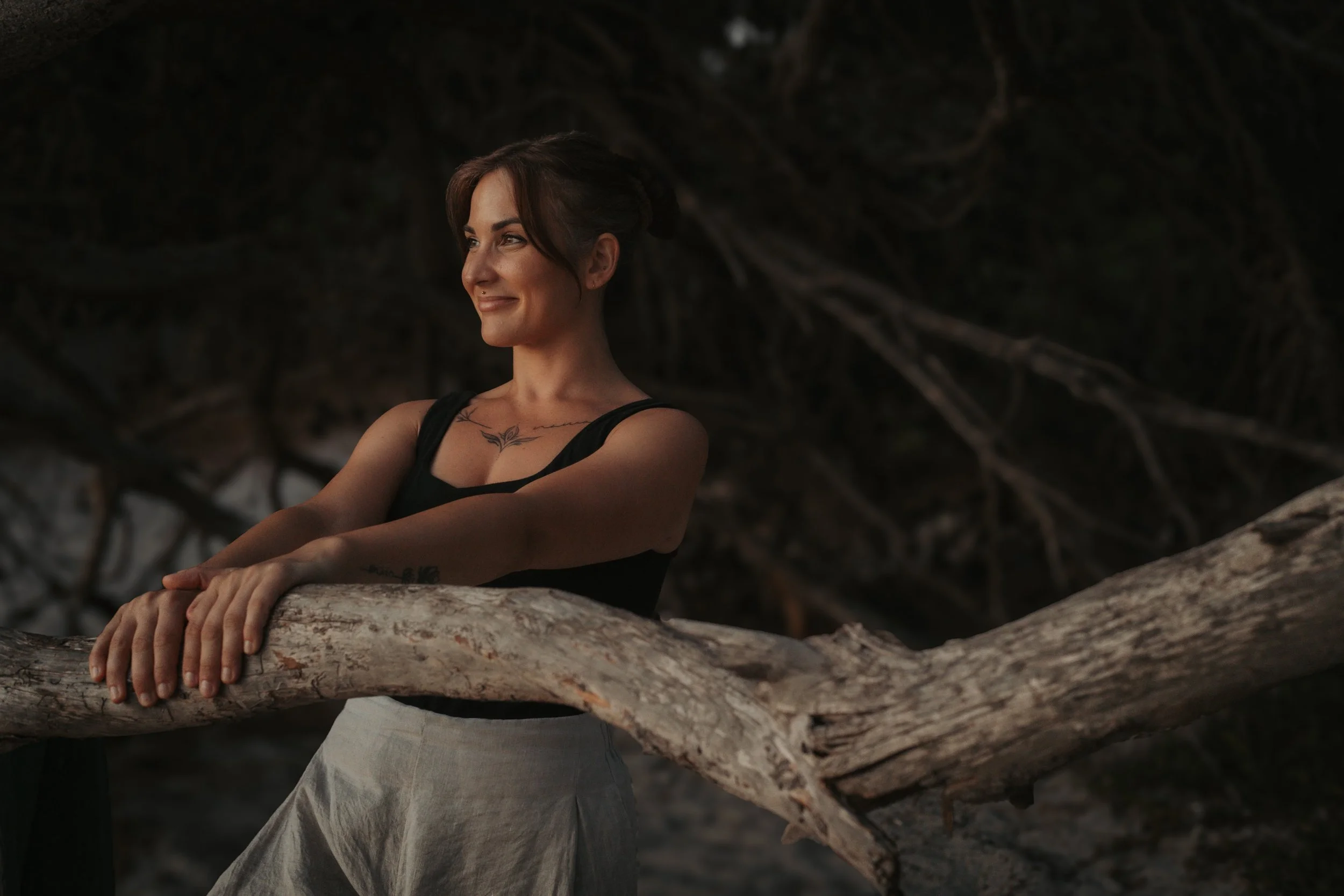 Alice sorridente tra gli alberi