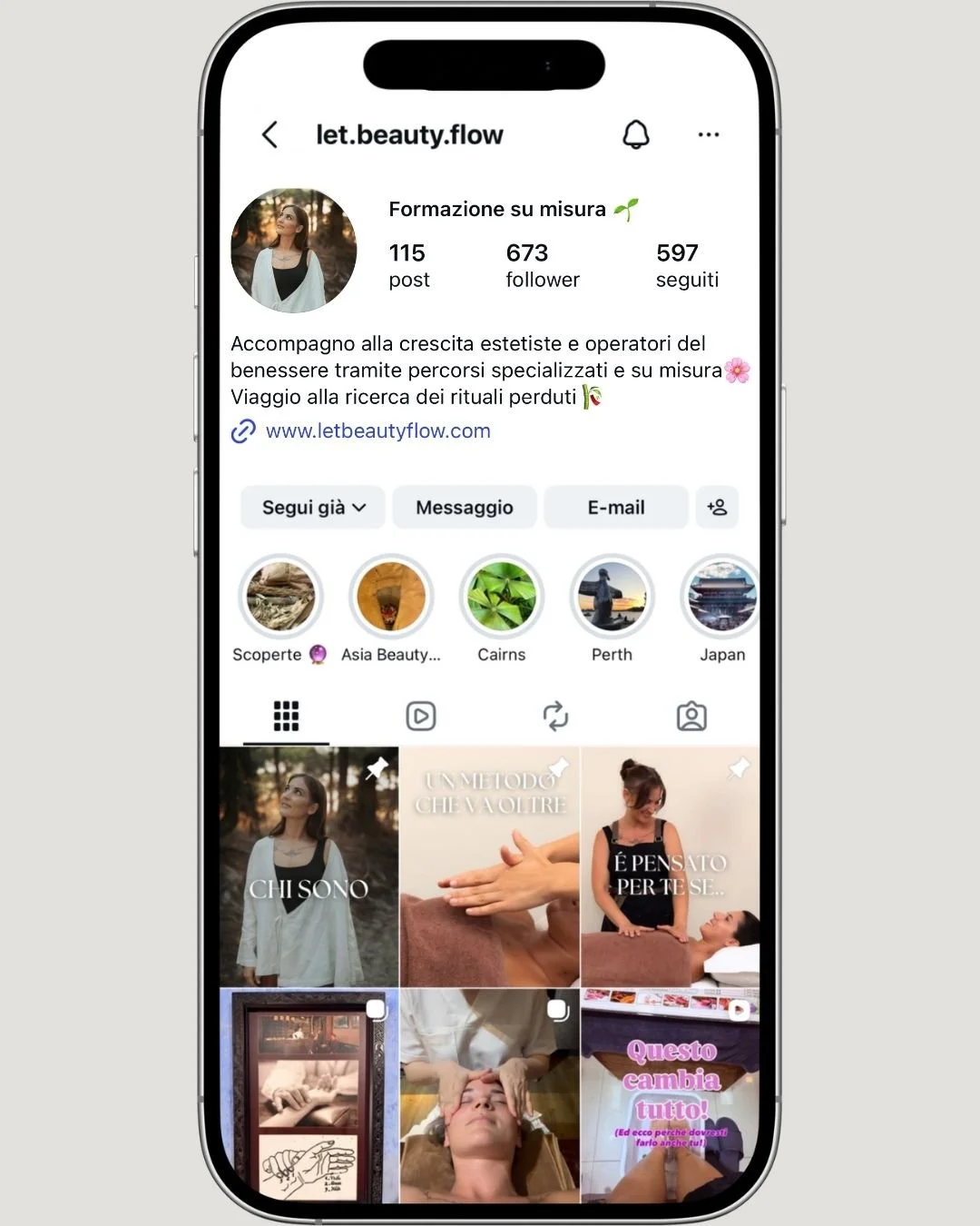Schermata di un profilo Instagram chiamato let.beauty.flow, dedicato a corsi di bellezza personalizzati, con immagini di trattamenti estetici e momenti di relax