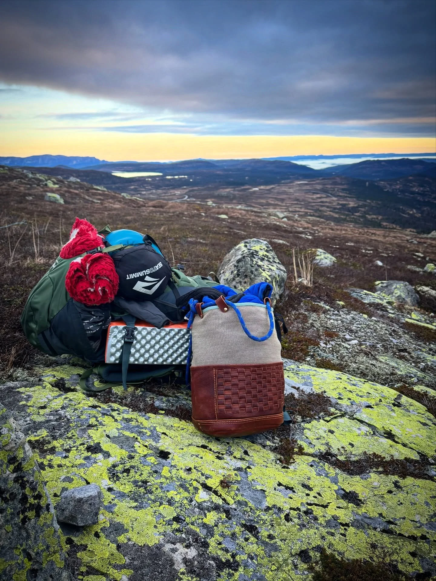 Noen pakker i Bergens sekk, og andre pakker i en tote ryggsekk n&aring;r de skal p&aring; telttur i november 💁🏻&zwj;♀️ forskjell p&aring; folk si! 
#l&aelig;rarbeid #l&aelig;r #leatherwork #leathercraft #gaustablikk
