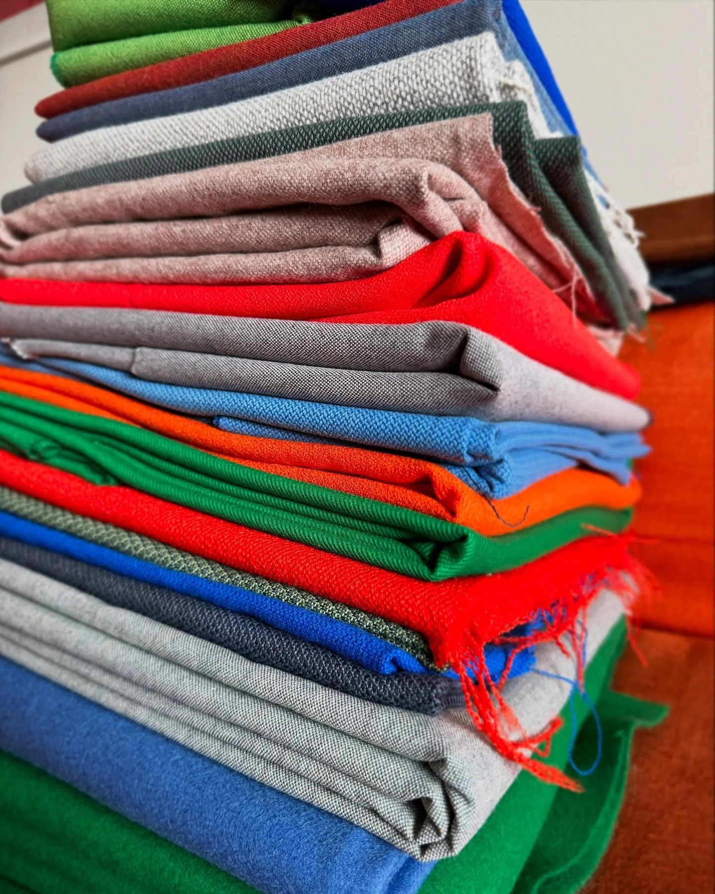 Etter storhandel p&aring; @kupptekstil.oslo denne helga har vi s&aring; mye &aring; velge i at jeg ikke vet hvor jeg skal starte! Hva stoff &oslash;nsker dere f&oslash;rst &aring; se bli transformert til ryggsekk?