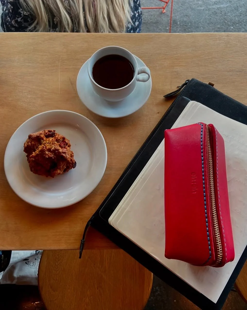 Selveste @anothergrandmother var innom oss p&aring; v&aring;rmarkedet hos @gamlebyenloft og kj&oslash;pte den lille beholderen v&aring;r som hun skal bruke som penal 🥰
Veldig kjekt &aring; se tingene i den virkelige verden!
Hvis du har noe fra oss, 