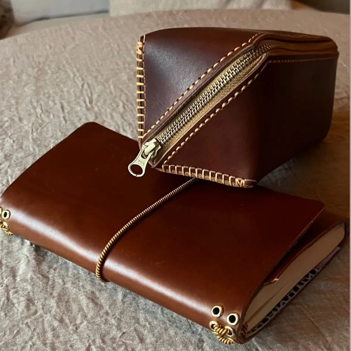 Tusen takk til Eli som sendte disse nydelige bildene av produktene v&aring;res! Ekstremt dyktig dame som er verdt &aring; ta en titt innom @sval.interior sval.interior.
Til dere som ikke har rukket &aring; komme p&aring; marked har vi enda litt tilgj