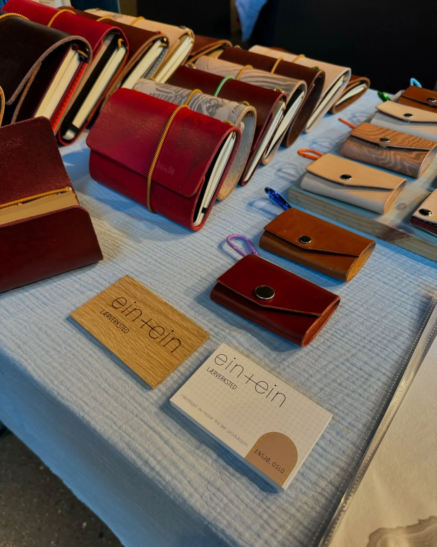 Den nye boka v&aring;r kommer i to st&oslash;rrelse. A5 og A6. (Kr400,- for liten og kr800,- for den store)
Pga at den brettes inn kan man pushe bredden p&aring; b&oslash;kene og er plass til to skriveb&oslash;ker i den lille og tre stk i den store.
