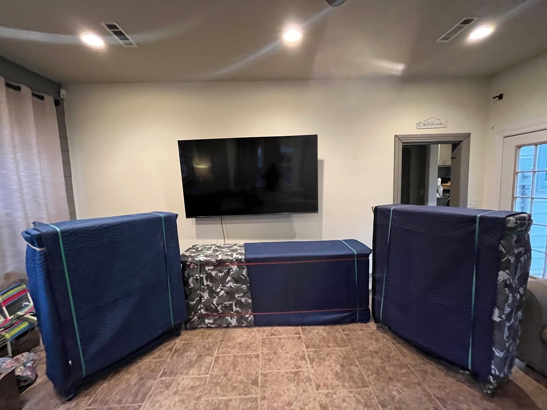 📦✨ Furniture wrapping is our love language.
At Major Movers LLC, we don&rsquo;t just move your furniture&mdash;we protect it like it&rsquo;s our own.
Shrink wrap, thick blankets, padded straps&hellip; your stuff gets the VIP treatment.
No scratches.