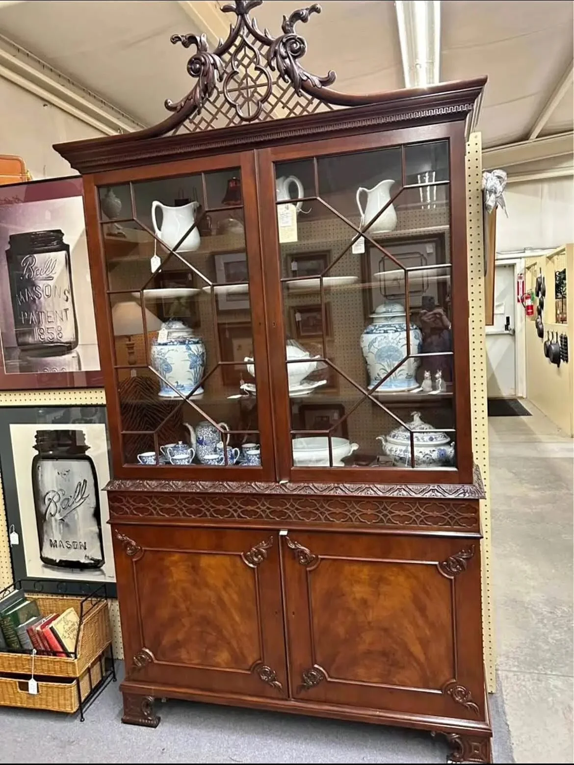 🚛 Precision. Protection. Professional Care. 💪🏽

Major Movers is in Fort Smith to expertly pad protect, load, &amp; transport a $5,000 mahogany china hutch&mdash;because valuable pieces deserve white-glove handling‼️🙌🏽

From the rich mahogany woo