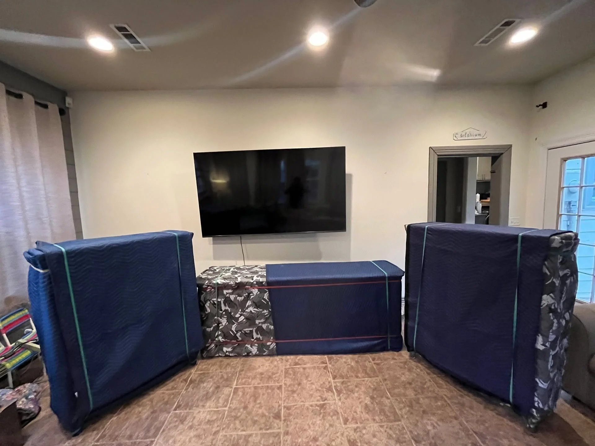 📦✨ Furniture wrapping is our love language.
At Major Movers LLC, we don&rsquo;t just move your furniture&mdash;we protect it like it&rsquo;s our own.
Shrink wrap, thick blankets, padded straps&hellip; your stuff gets the VIP treatment.
No scratches.