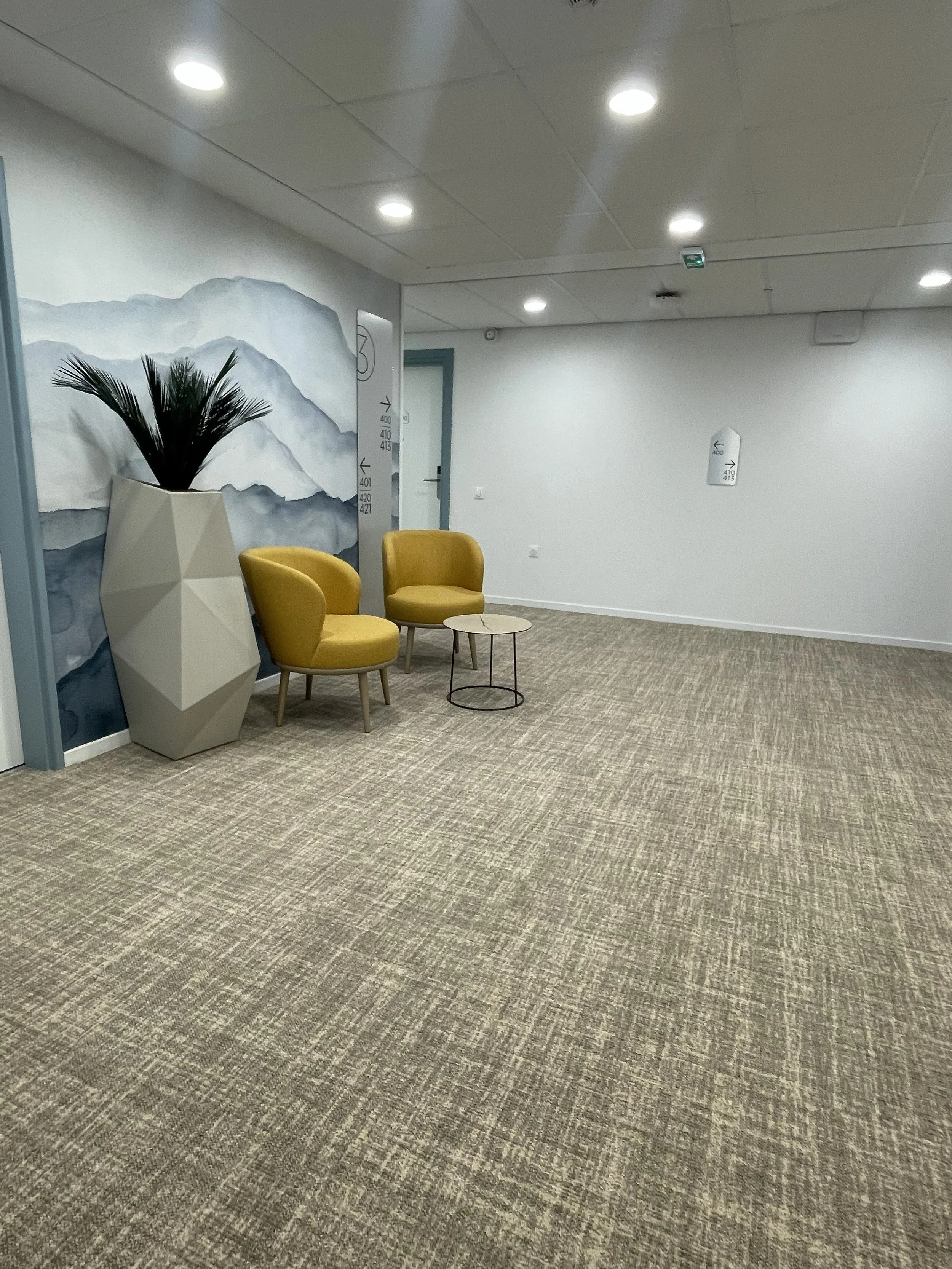 Sol souple textile posé par CMG Sol à Gap (05), moquette professionnelle améliorant le confort acoustique et le bien-être des usagers.