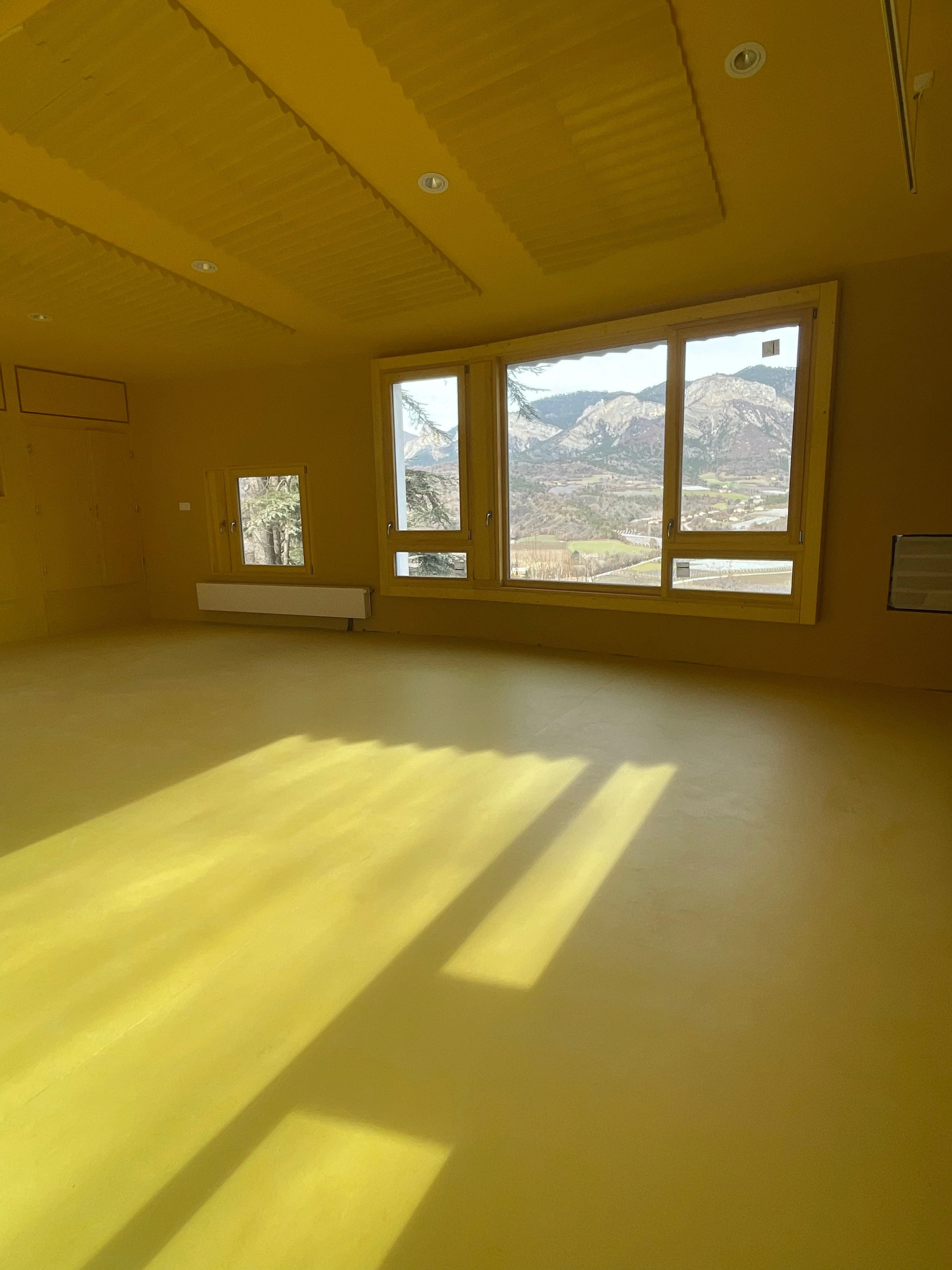 Sol PVC souple posé en continu dans une crèche, revêtement confortable, résistant et facile d’entretien pour espaces petite enfance