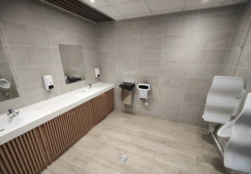 Sanitaires — Grès cérame effet bois et siphon intégré — Télécabine de Pontillas, Serre Chevalier