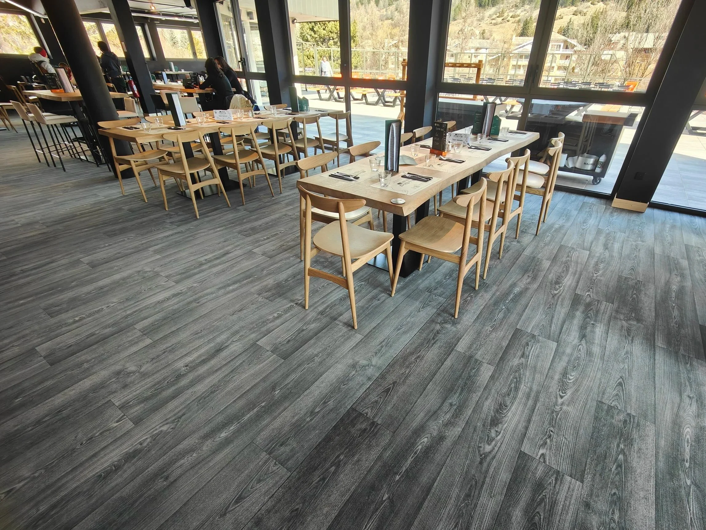 Sol Flotex effet bois posé en lés dans une salle de restauration, revêtement textile résistant, acoustique et adapté aux ERP