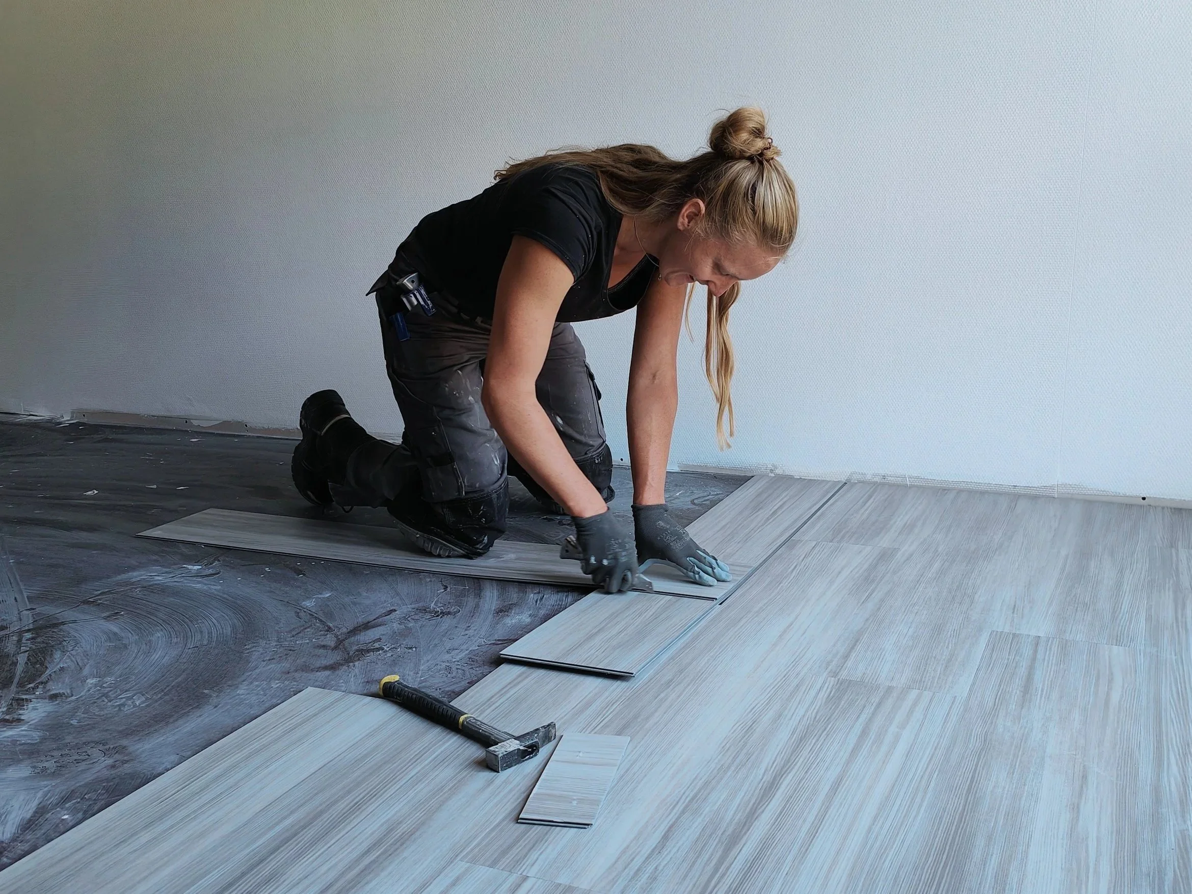 Pose de sol PVC imitation bois en lames, mise en œuvre professionnelle d’un revêtement résistant et durable