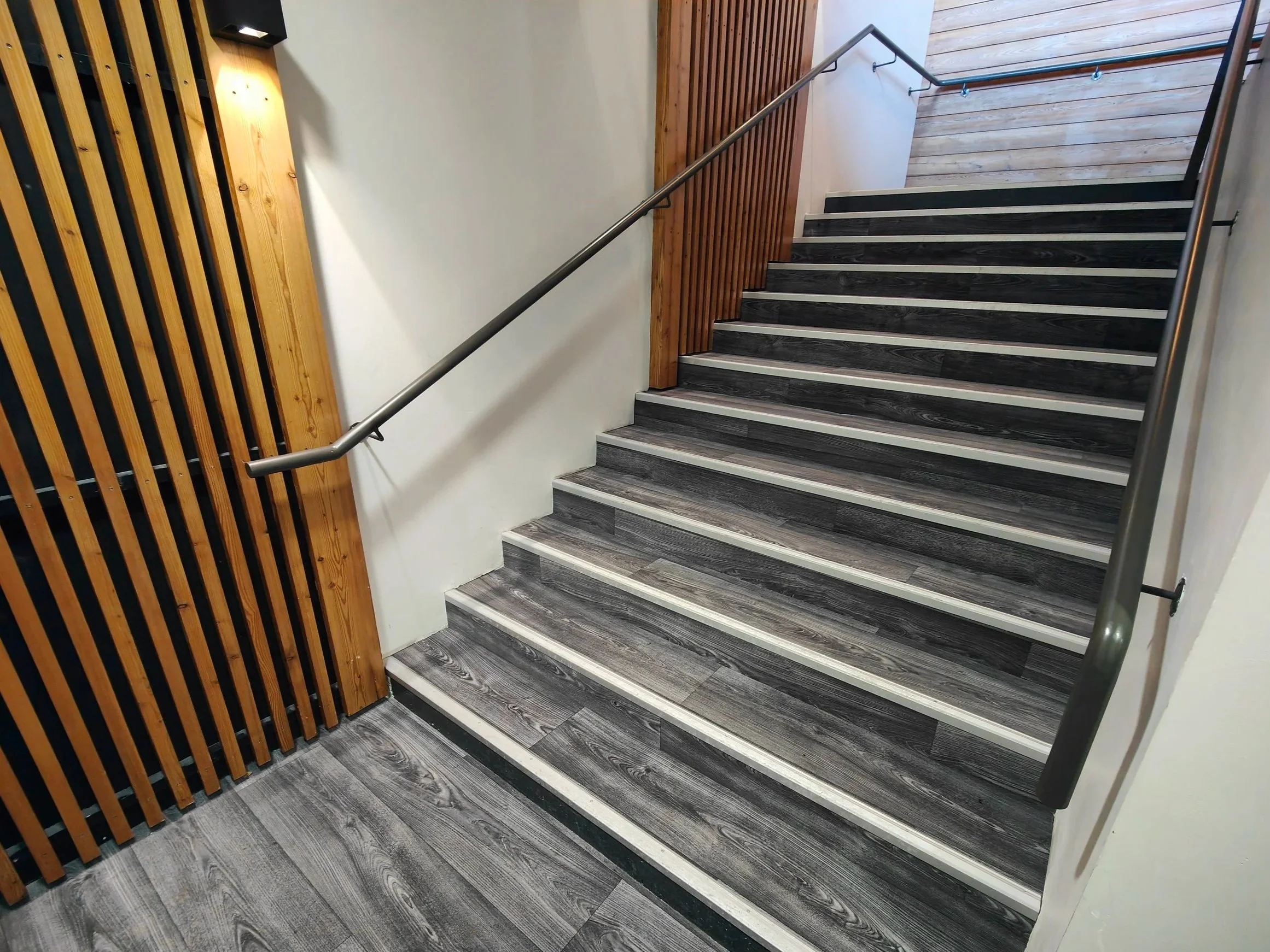 Mise en accessibilité PMR par CMG Sol à Gap (05) : escaliers sécurisés avec revêtements antidérapants et contrastes visuels conformes ERP.