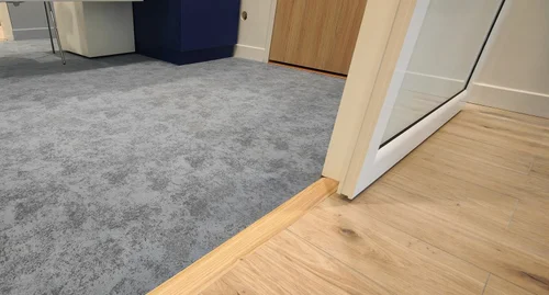 Agence bancaire — Flotex et sol PVC — Agence Banque Populaire, Embrun