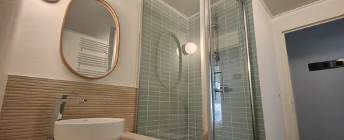 Salle de bains — Faïence vert d’eau et effet bois — Village Clubs du Soleil, Orcières Merlette