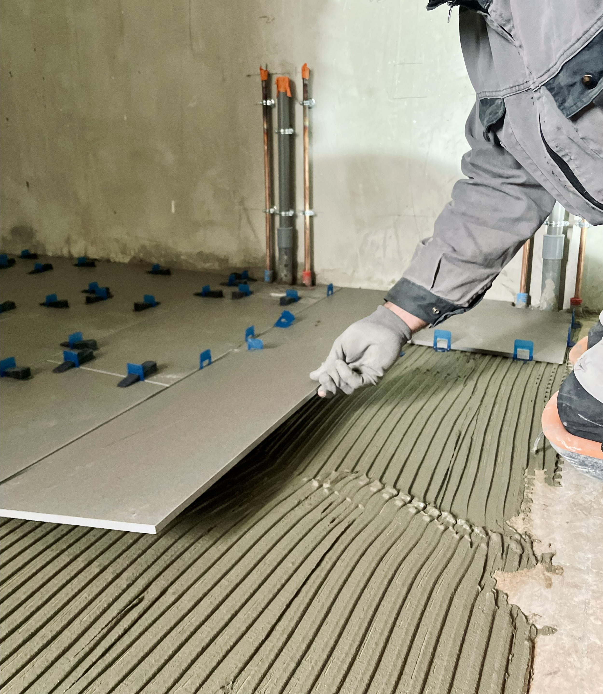Pose de carrelage au sol avec double encollage, mise en œuvre professionnelle de carrelage grand format sur mortier-colle