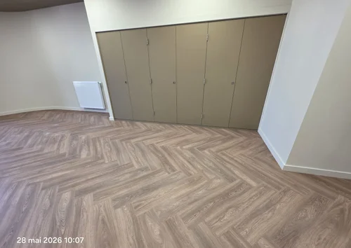 Sol souple posé en bâtons rompus — Cité Desmichels, Gap