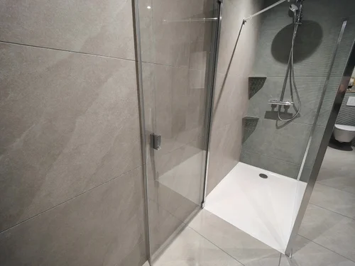 Douche en grès cérame effet pierre — Villa, Lettret