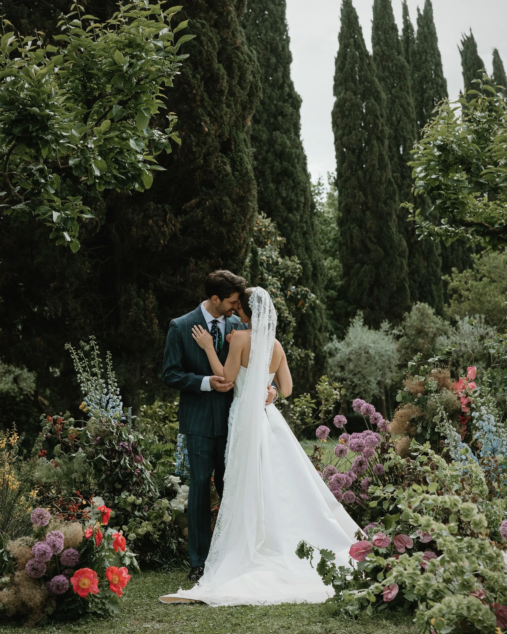&ldquo;she wore the veil her grandmother carried across borders.&rdquo;
Italian villa. Lace that holds stories. The kind of wedding that stops you mid-scroll. 🤍

📍@relais_appiantica | 📸 @teamnotarophotography | 👗 @ramialaliwhite 

#italianwedding