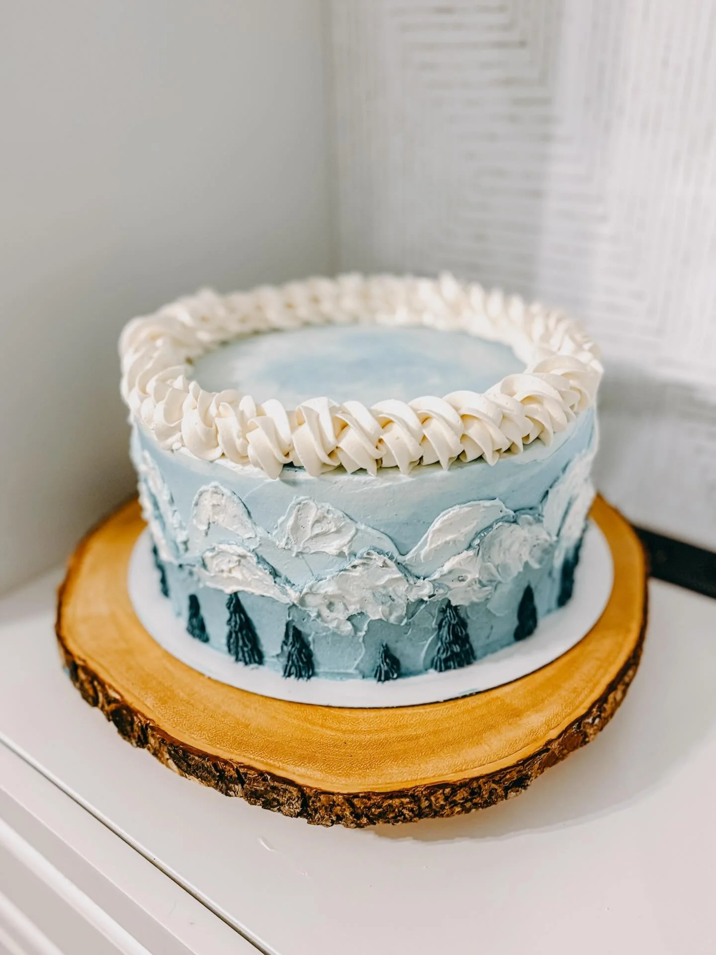 A little moment for this Winter ONEderland cake! A vanilla gluten and dairy free cake fit for a winter themed birthday! Cakes are one of my creative outlets and I love when you give me creative freedom! 

#glutenfree #dairyfree #winter #cake