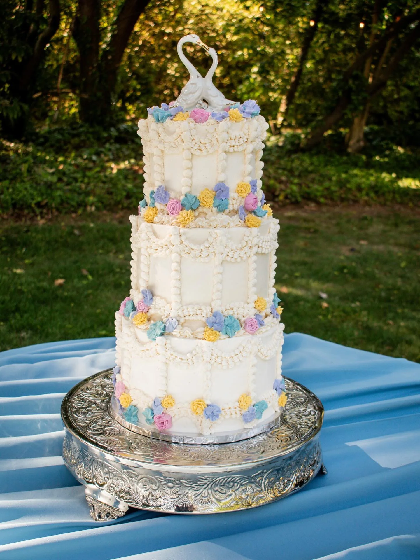 A dreamy gluten and dairy free wedding cake for the sweetest bride! When a bride comes to you and wants to create a beautiful cake that everyone can safely eat, it feels like a dream! A 3 tier cake including a delicious lemon tier, red velvet and cla