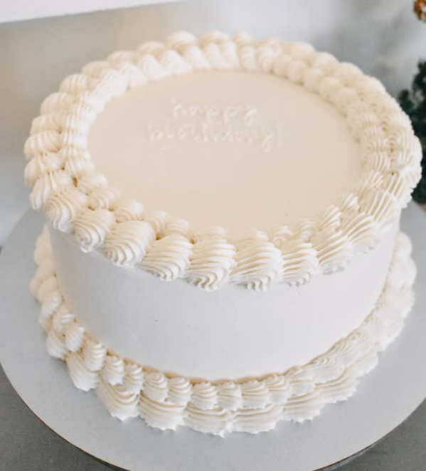 Samplei white birthday cake.png