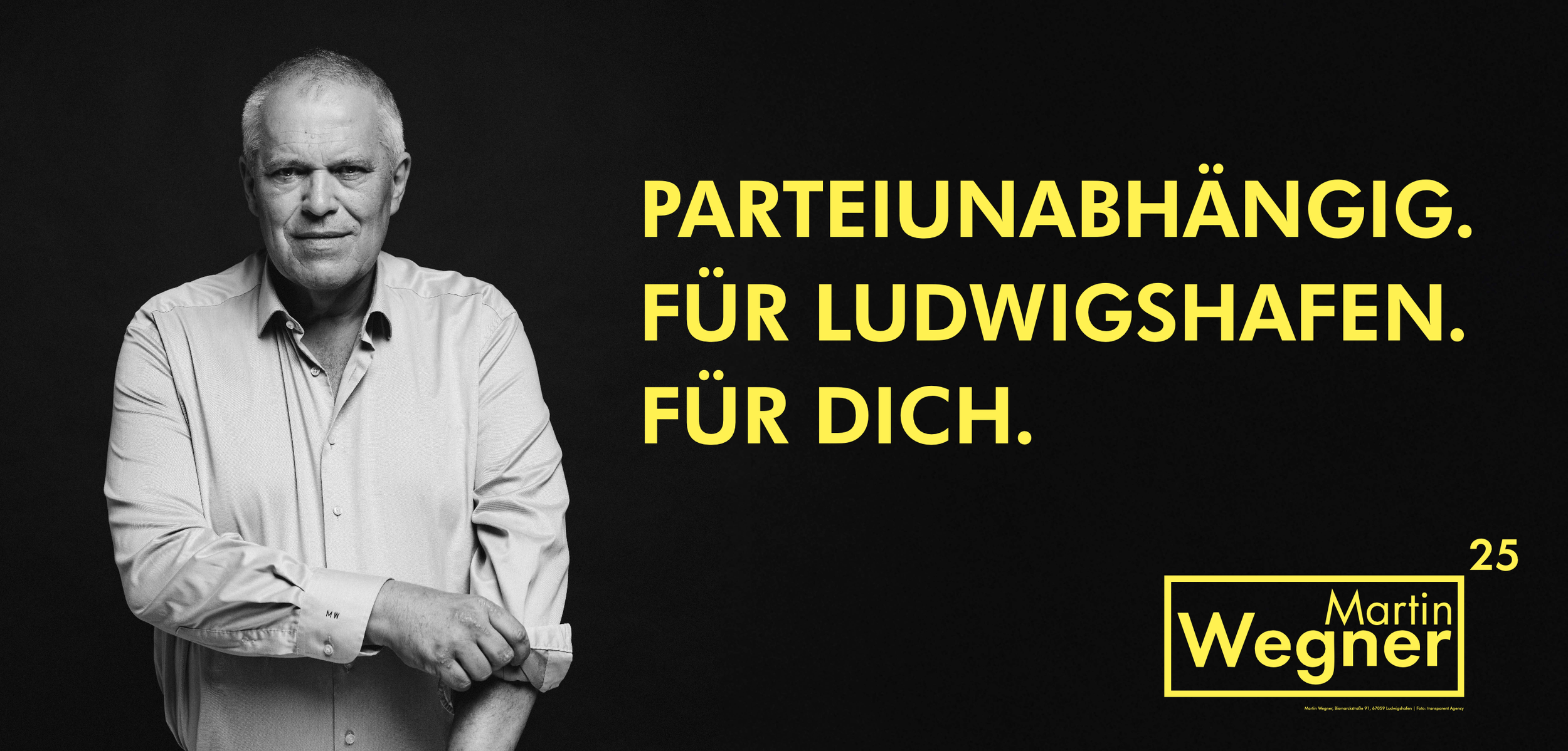 Martin Wegner Oberbürgermeisterkandidat für die  in einem weißen Hemd eine langärmlige Bluse aufrollt. Neben ihm befindet sich ein gelber Slogan in deutschen Worten und der Name Martin Wegner, hervorgehoben in einer schwarzen Box mit gelb umrandung.