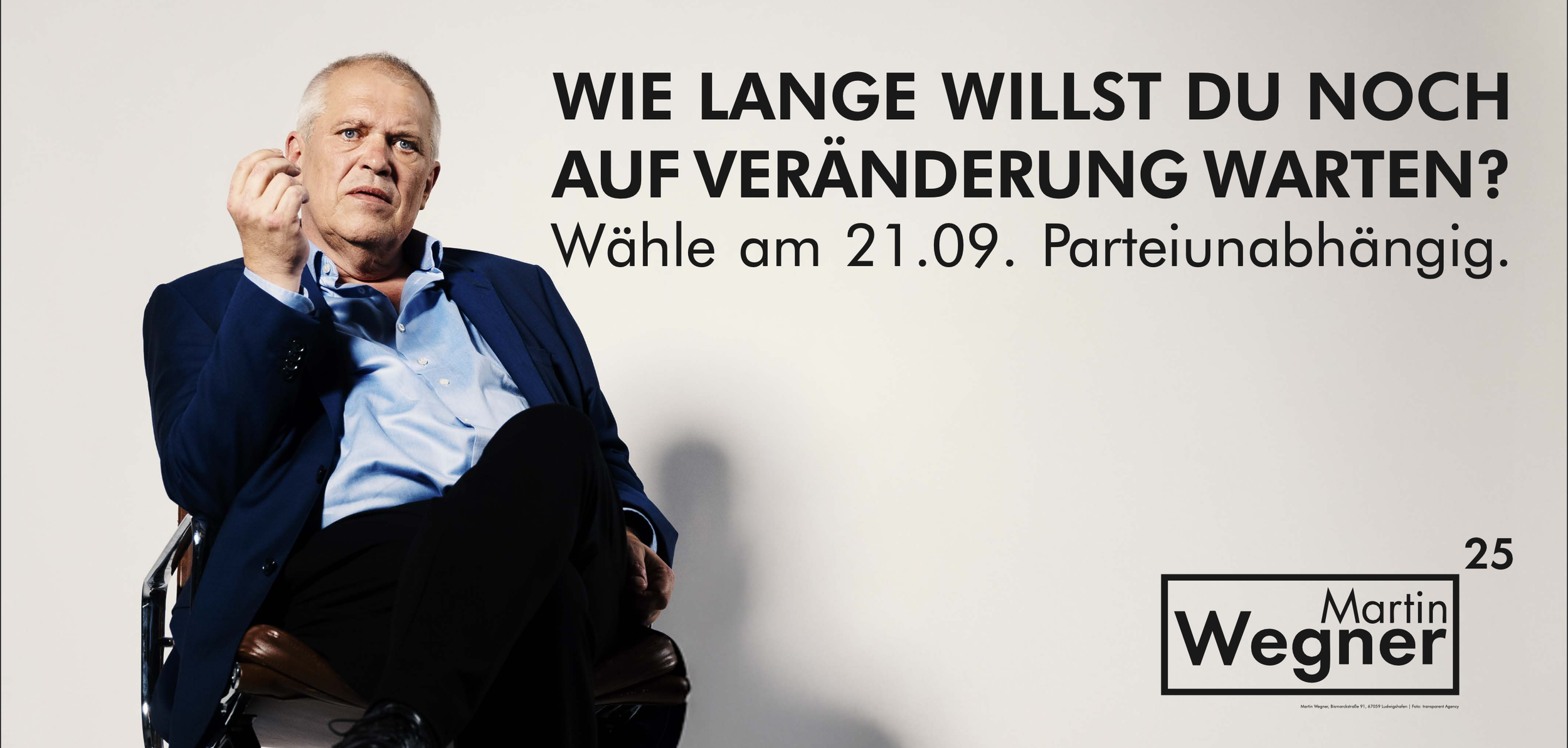 Martin Wegner Oberbürgermeisterkandidat für die Stadt Ludwigshafen sitzt auf einem Stuhl und schaut nachdenklich, daneben eine Wahlwerbung mit der Frage: 'Wie lange willst du noch auf Veränderung warten?' Wahl am 21.09., parteiunabhängig.